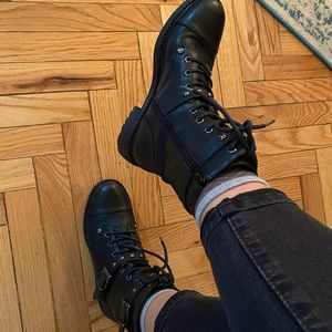 Size 7 guess combat boots